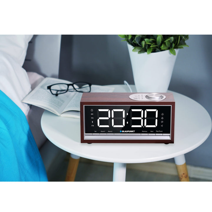 Rádio Bluetooth Budík FM PLL rádio s pamětí na 60 stanic Dvojitý budík Funkce Snooze LED displej