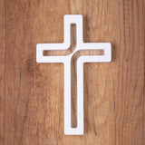 Dřevěný závěsný kříž moderní bílý 18x12x1,5 cm
