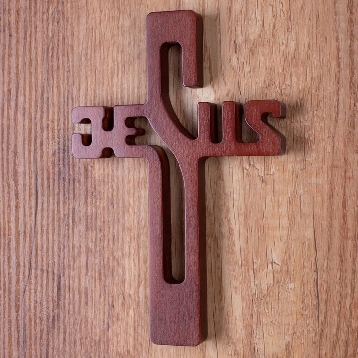Dřevěný závěsný kříž s nápisem JESUS hnědý 22x14x1,6cm