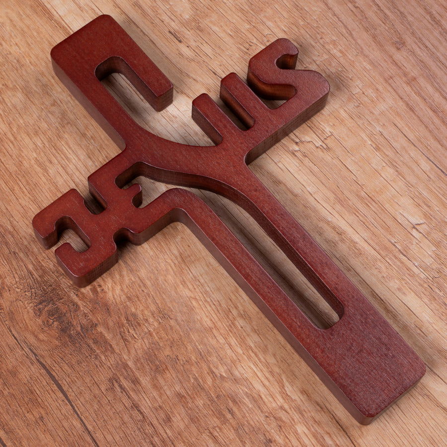 Dřevěný závěsný kříž s nápisem JESUS hnědý 22x14x1,6cm
